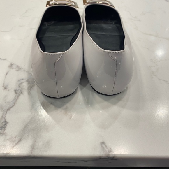 Roger Vivier Gray Patent Trompette Flats - Picture 4 of 7